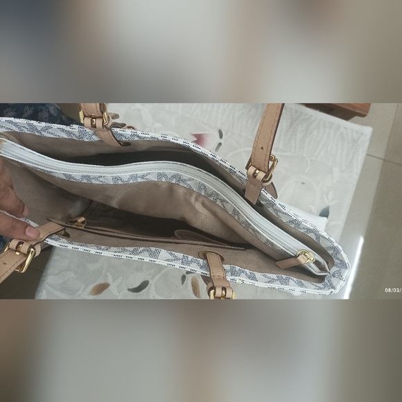 Authentic Michael Kors Pocketbook Tote in Vanilla - Picture 3 of 14